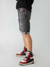 Lade das Bild in den Galerie-Viewer, Bermuda Corvin
